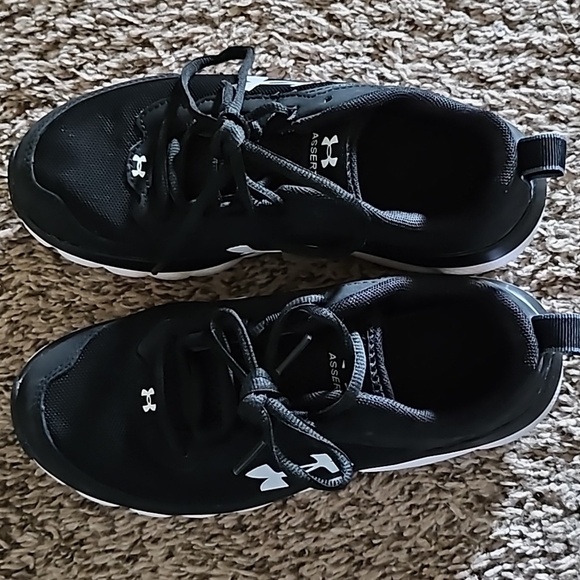 Under Armour - 4Y Black/White Youth Sneakers - Picture 5 of 8